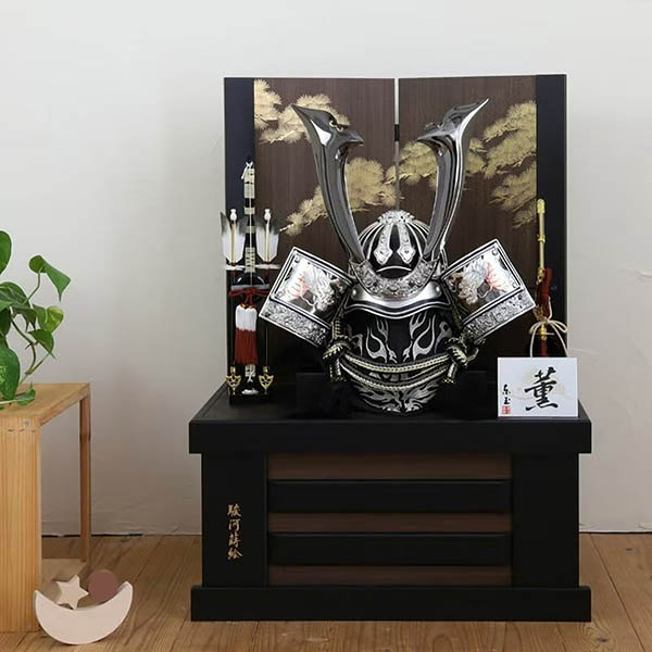 東玉　 五月人形　銀盛龍彫金 木目 黒塗り 駿河蒔絵 収納箱 着用兜 収納飾り　詳細画像