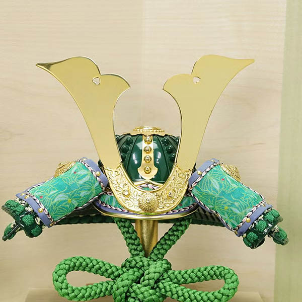 五月人形 東玉 加藤峻成作 彩り 緑樹 兜 平飾り 詳細画像 東玉 五月人形 加藤峻成作 彩り 緑樹 兜 平飾り 詳細画像
