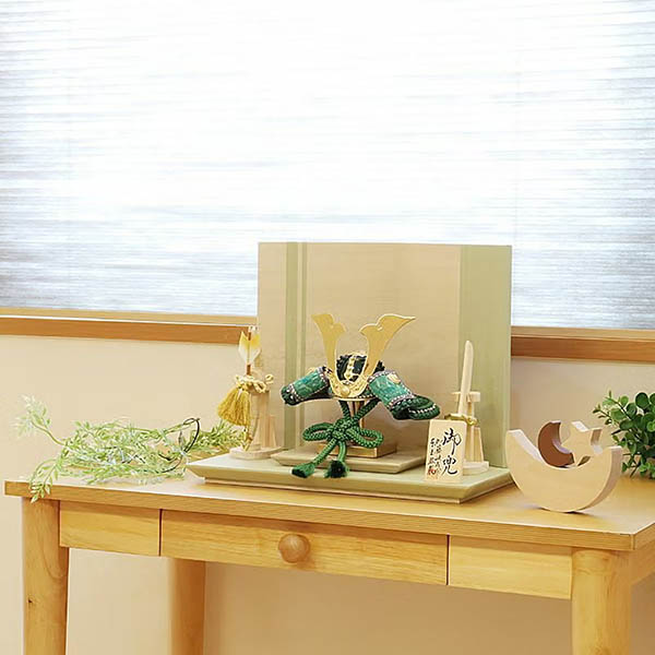 五月人形 東玉 加藤峻成作 彩り 緑樹 兜 平飾り 詳細画像 東玉 五月人形 加藤峻成作 彩り 緑樹 兜 平飾り 詳細画像