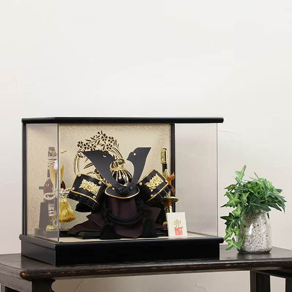 五月人形 東玉 黒金中鍬兜 アクリルケース飾り 詳細画像 東玉 五月人形 黒金中鍬兜 アクリルケース飾り 詳細画像