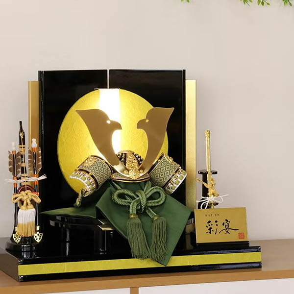 東玉　 五月人形　彩宴 翠玉 すいぎょく 正絹縅 LEDライト付き 兜 平飾り　詳細画像