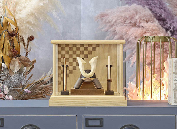 五月人形 WOODY 木製 無垢材の兜 muku (むく) 立体大鍬形 弓・太刀 白木 市松文様 アクリルケース飾り 詳細画像 WOODY 五月人形 木製 無垢材の兜 muku (むく) 立体大鍬形 弓・太刀 白木 市松文様 アクリルケース飾り 詳細画像