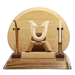 五月人形: 木製 無垢材の兜 muku （むく） 立体大鍬形 弓・太刀 高級木材使用台屏風セット