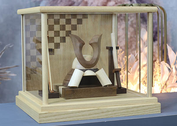 五月人形 WOODY 木製 無垢材の兜 muku (むく) 立体大鍬形 弓・太刀 白木 市松文様 アクリルケース飾り 詳細画像 WOODY 五月人形 木製 無垢材の兜 muku (むく) 立体大鍬形 弓・太刀 白木 市松文様 アクリルケース飾り 詳細画像