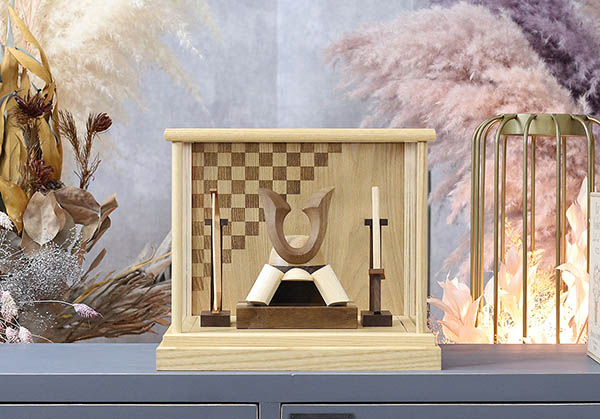 五月人形 WOODY 木製 無垢材の兜 muku (むく) 立体大鍬形 弓・太刀 白木 市松文様 アクリルケース飾り 詳細画像 WOODY 五月人形 木製 無垢材の兜 muku (むく) 立体大鍬形 弓・太刀 白木 市松文様 アクリルケース飾り 詳細画像