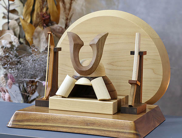 WOODY　 五月人形　木製 無垢材の兜 muku （むく） 立体大鍬形 弓・太刀 高級木材使用台屏風セット　詳細画像