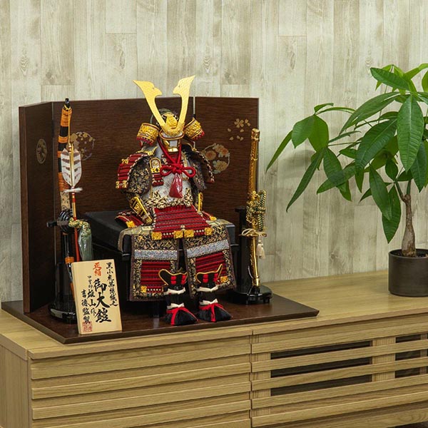 吉徳　 五月人形　雄山作 正絹茜絲縅 鎧飾り　詳細画像