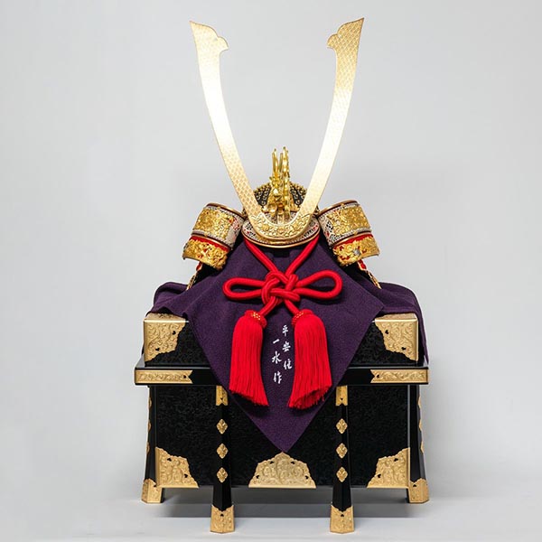 五月人形 吉徳 平安一水作 正絹赤絲縅 総裏打ち兜 兜飾り 詳細画像 吉徳 五月人形 平安一水作 正絹赤絲縅 総裏打ち兜 兜飾り 詳細画像