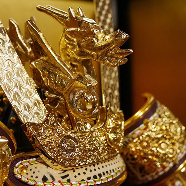 五月人形 吉徳 平安光義作 正絹赤絲縅 純金箔押兜 兜飾り 詳細画像 吉徳 五月人形 平安光義作 正絹赤絲縅 純金箔押兜 兜飾り 詳細画像