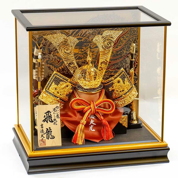 五月人形 吉徳 緋絲縅 金小札 兜 ケース入り 飛龍 黒塗り四角ガラスケース 詳細画像 吉徳 五月人形 緋絲縅 金小札 兜 ケース入り 飛龍 黒塗り四角ガラスケース 詳細画像