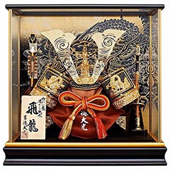緋絲縅 金小札 兜 ケース入り 飛龍 黒塗り四角ガラスケース 【491K73562】