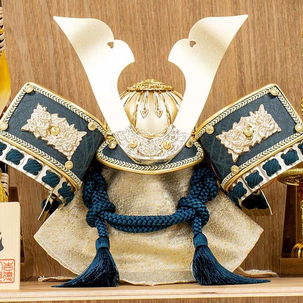 五月人形 吉徳 紺絲縅 銀小札 兜 ケース入り 木目丸型アクリルケース 詳細画像 吉徳 五月人形 紺絲縅 銀小札 兜 ケース入り 木目丸型アクリルケース 詳細画像