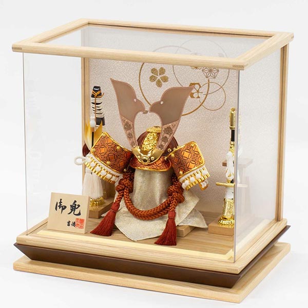五月人形 吉徳 白絲縅 金小札 兜 ケース入り 木目四角アクリルケース 詳細画像 吉徳 五月人形 白絲縅 金小札 兜 ケース入り 木目四角アクリルケース 詳細画像