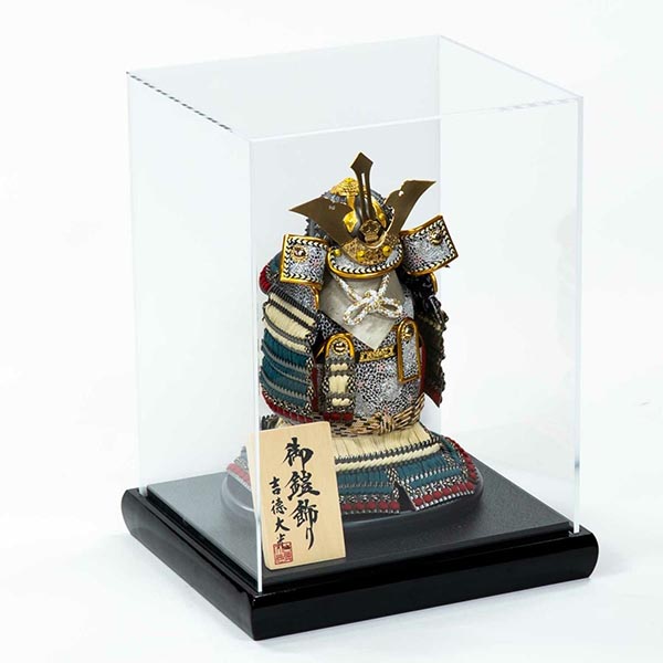 吉徳　 五月人形　燻銀小札 奉納鎧 ケース入り 四角アクリルケース　詳細画像