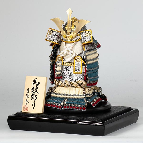 吉徳　 五月人形　燻銀小札 奉納鎧 ケース入り 四角アクリルケース　詳細画像