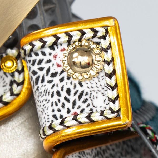 吉徳　 五月人形　燻銀小札 奉納鎧 ケース入り 四角アクリルケース　詳細画像