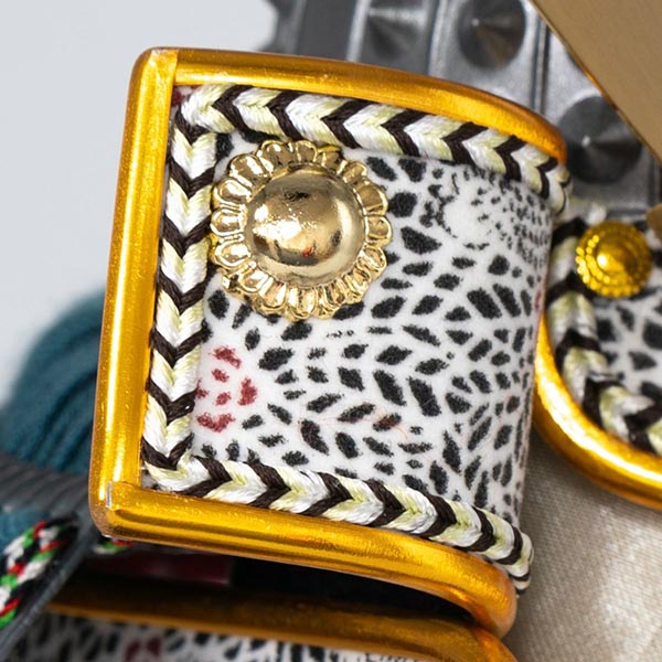 吉徳　 五月人形　燻銀小札 奉納鎧 ケース入り 四角アクリルケース　詳細画像