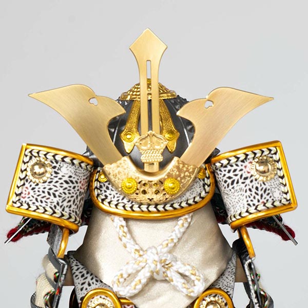 吉徳　 五月人形　燻銀小札 奉納鎧 ケース入り 四角アクリルケース　詳細画像