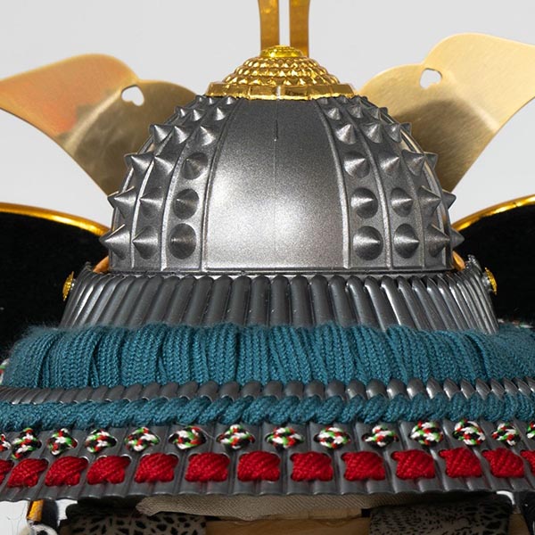 吉徳　 五月人形　燻銀小札 奉納鎧 ケース入り 四角アクリルケース　詳細画像