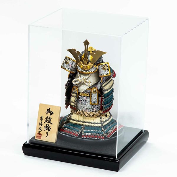 吉徳　 五月人形　燻銀小札 奉納鎧 ケース入り 四角アクリルケース　詳細画像