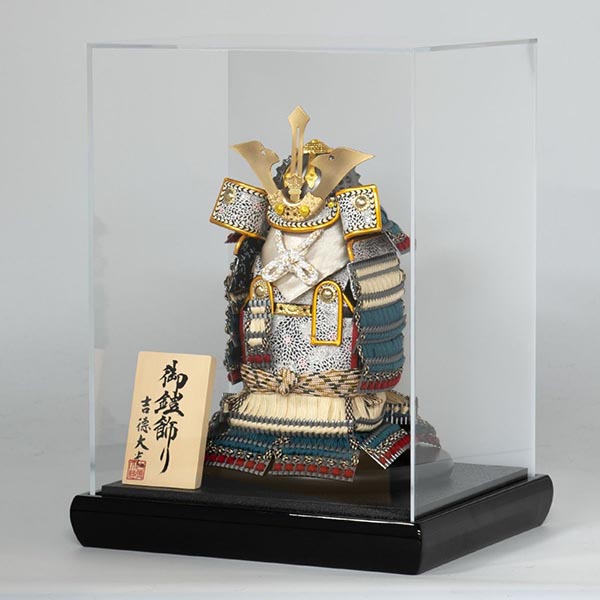 吉徳　 五月人形　燻銀小札 奉納鎧 ケース入り 四角アクリルケース　詳細画像