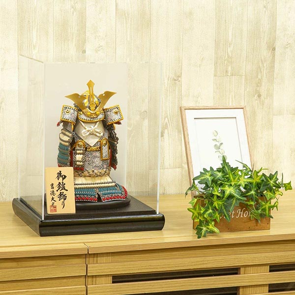 吉徳　 五月人形　燻銀小札 奉納鎧 ケース入り 四角アクリルケース　詳細画像