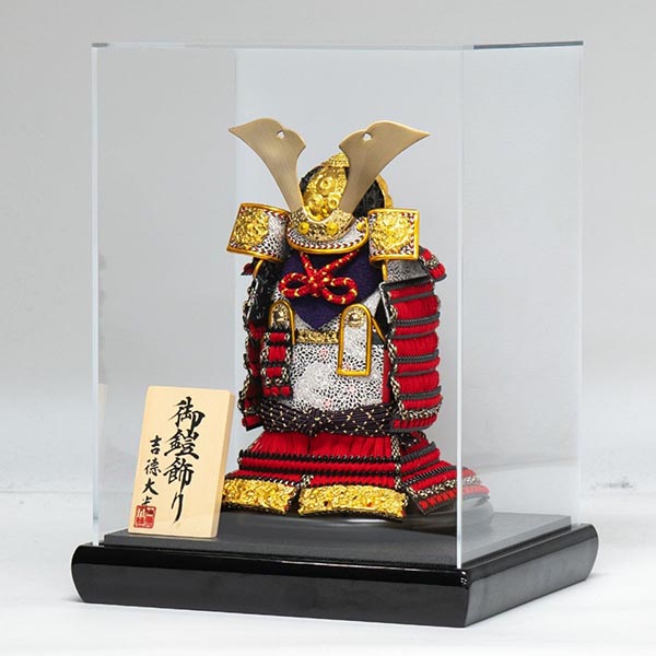 五月人形 吉徳 赤絲縅 黒小札 奉納鎧 ケース入り 四角アクリルケース 詳細画像 吉徳 五月人形 赤絲縅 黒小札 奉納鎧 ケース入り 四角アクリルケース 詳細画像