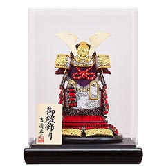 五月人形: 赤絲縅 黒小札 奉納鎧 ケース入り 四角アクリルケース 【216K73562】