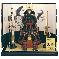 五月人形: 久月作　ワダエミ監修<br>王者　正絹黒糸縅　10号胴丸　越前手漉和紙墨絵屏風飾り　宗光監製