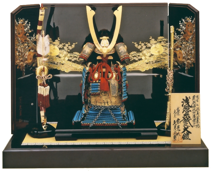 中村宗光作　伝源義家奉納<br>1/3正絹浅葱糸緋縅大鎧<br>久月監製
