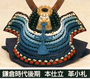 加藤峻厳作　革小札　1/4本仕立<br>紺糸裾濃縅兜　収納箱飾り　久月監製