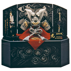 五月人形: 上原玉鳳作　正絹色々縅11号兜<br>収納箱飾り　久月監製