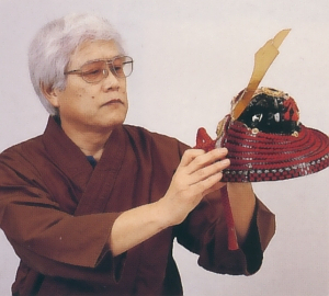 加藤峻厳作　革小札　1/4本仕立<br>紺糸裾濃縅兜　収納箱飾り　久月監製