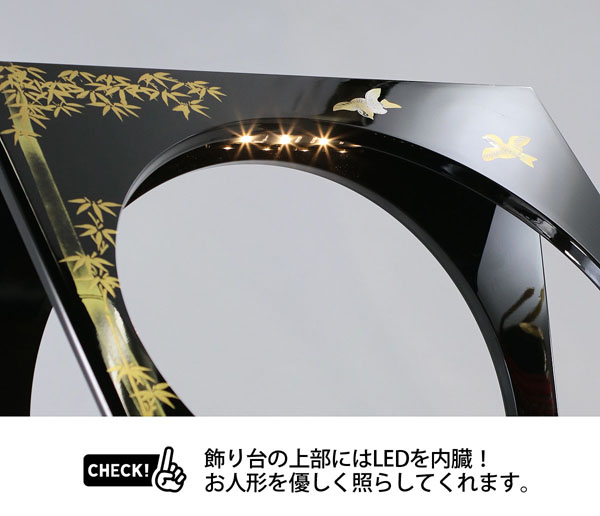 幸一光　 五月人形　愛（いと） 黒小札赤糸威 竹に雀 黒塗り 丸窓飾り台 LED付き 　詳細画像