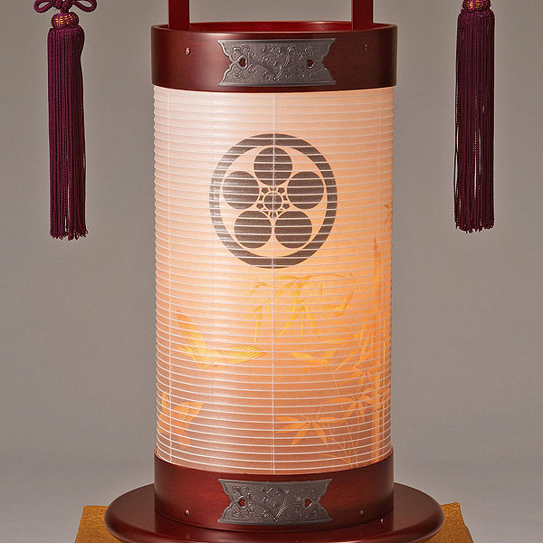 盆提灯 美山 煌 桜調 絹二重 黒いぶし手打金具 竹雀柄 小足 桜調 飾り台付き 詳細画像 美山 盆提灯 煌 桜調 絹二重 黒いぶし手打金具 竹雀柄 小足 桜調 飾り台付き 詳細画像