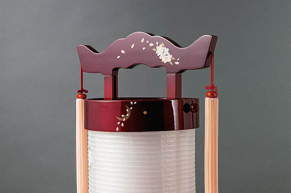 盆提灯 樹峰 回忌灯 春慶塗 蒔絵 絹二重 染井吉野 刺繍家紋入り打ち敷き 台付セット 詳細画像 樹峰 盆提灯 回忌灯 春慶塗 蒔絵 絹二重 染井吉野 刺繍家紋入り打ち敷き 台付セット 詳細画像