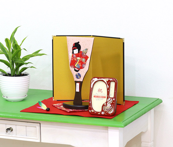 羽子板 守田 わらべ羽子板 手まり 金屏風 敷き布 羽根 オルゴール写真立て付き 詳細画像 守田 羽子板 わらべ羽子板 手まり 金屏風 敷き布 羽根 オルゴール写真立て付き 詳細画像