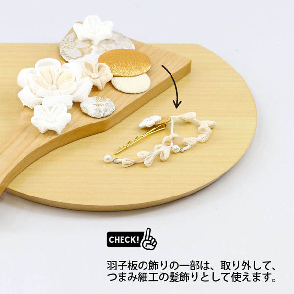 羽子板 美山 つまみ細工 髪飾り付き 白金 羽子板 (小) 市松模様 木製 円形 三日月形飾り台 詳細画像 美山 羽子板 つまみ細工 髪飾り付き 白金 羽子板 (小) 市松模様 木製 円形 三日月形飾り台 詳細画像