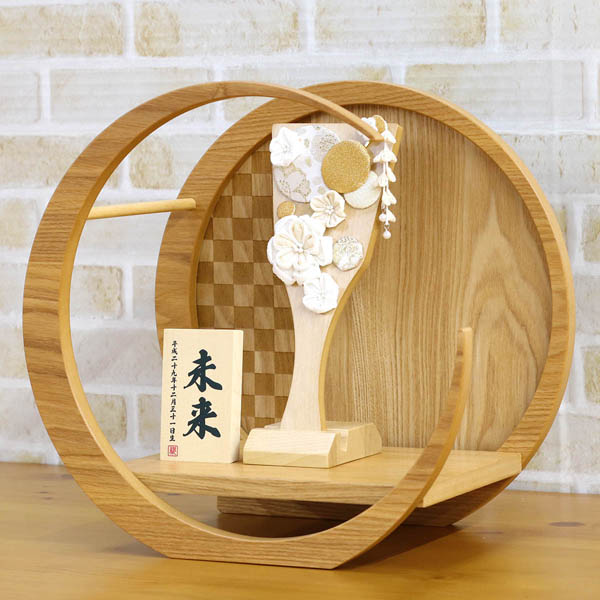 羽子板 美山 つまみ細工 髪飾り付き 白金 羽子板 (小) 市松模様 木製 円形 三日月形飾り台 詳細画像 美山 羽子板 つまみ細工 髪飾り付き 白金 羽子板 (小) 市松模様 木製 円形 三日月形飾り台 詳細画像