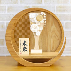 羽子板: つまみ細工 髪飾り付き 白金 羽子板 (小) 市松模様 木製 円形 三日月形飾り台