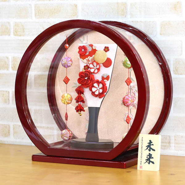 美山　 羽子板　つまみ細工 羽子板 赤 白檀塗り 鞠三連つるし付き 円形 丸型アクリルケース　詳細画像