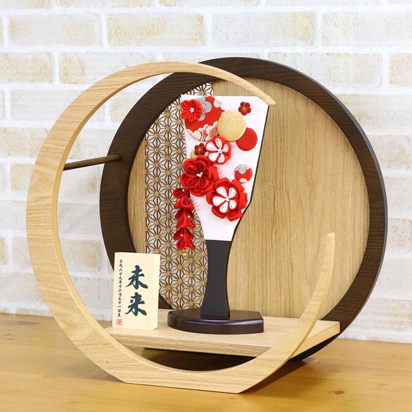 つまみ細工 羽子板 赤 透かし麻の葉模様 木製 円形 三日月形飾り台