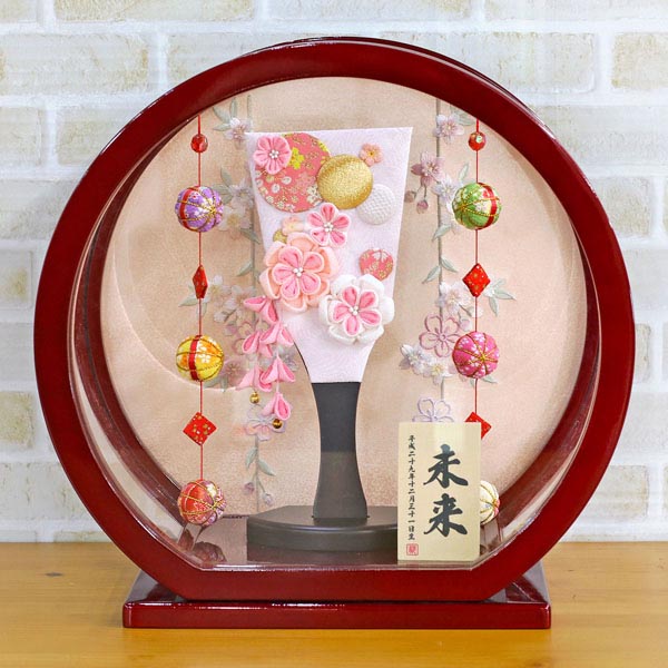 つまみ細工 羽子板 ピンク 白檀塗り 鞠三連つるし付き 円形 丸型アクリルケース