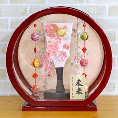 つまみ細工 羽子板 ピンク 白檀塗り 鞠三連つるし付き 円形 丸型アクリルケース