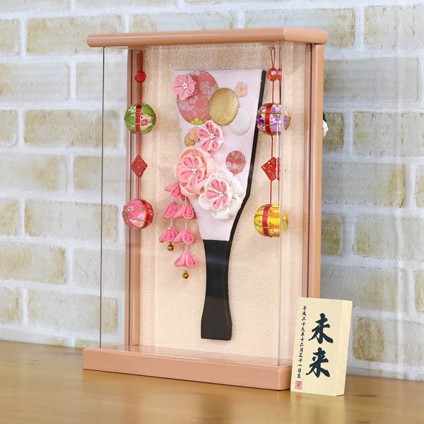 美山　 羽子板　つまみ細工 羽子板 ピンク 壁掛け 額飾り パールピンク塗り 鞠二連つるし付き アクリルケース　詳細画像