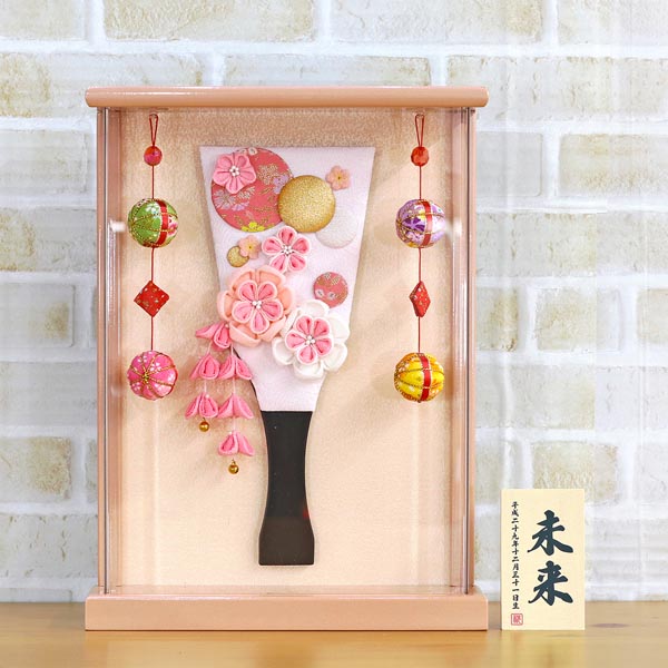 つまみ細工 羽子板 ピンク 壁掛け 額飾り パールピンク塗り 鞠二連つるし付き アクリルケース