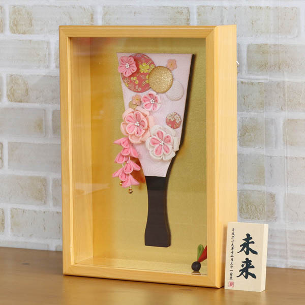 美山　 羽子板　つまみ細工 羽子板 ピンク 壁掛け 額飾り ヒノキ製 アクリルケース　詳細画像