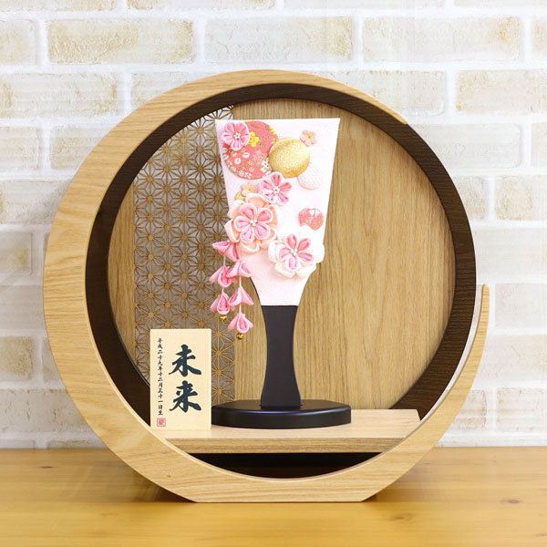 美山　 羽子板　つまみ細工 羽子板 ピンク 透かし麻の葉模様 木製 円形 三日月形飾り台　詳細画像