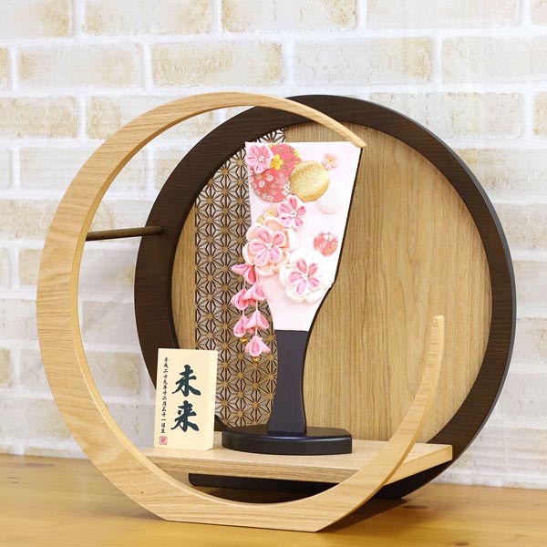 つまみ細工 羽子板 ピンク 透かし麻の葉模様 木製 円形 三日月形飾り台