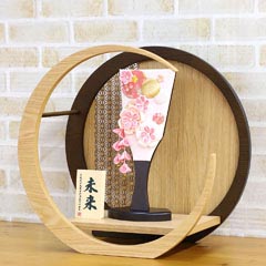 つまみ細工 羽子板 ピンク 透かし麻の葉模様 木製 円形 三日月形飾り台